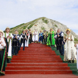 29 июня в живописном месте у подножия горы Торатау  прошел сабантуй «Торатау йыйыны», организованный в рамках V Всемирного курултая башкир. В праздничном мероприятии приняли участие более 50 тысяч человек.