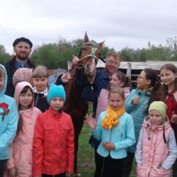 16 мая 2019г. состоялась экскурсия учащихся ДХШ в конно-спортивный клуб села Иглино – “Путешествие в страну здоровья”
